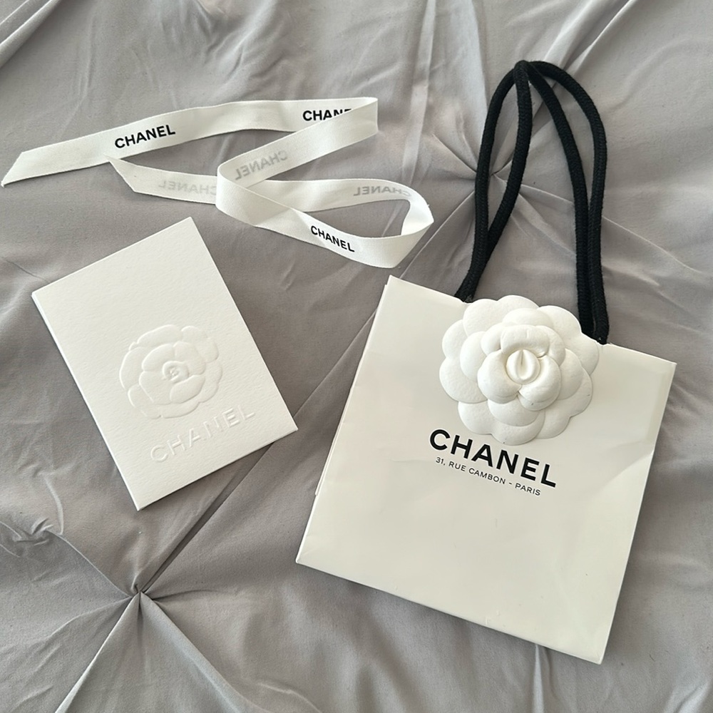 RARE Paris CHANEL White Bag with Flower - Paris 31 Rue Cambon